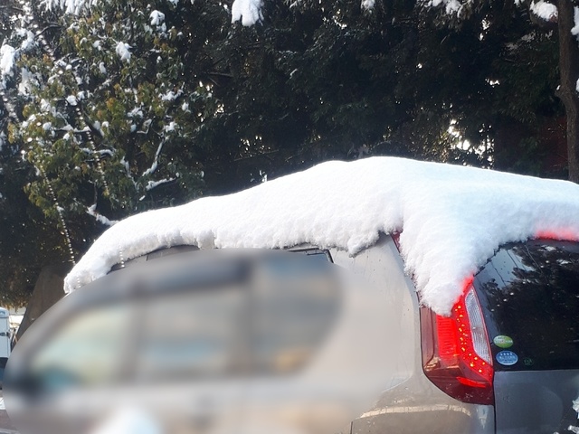 雪を車両のルーフに積載してそのまま走ってはアカンで