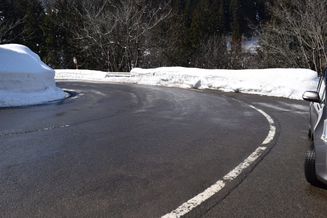 スタッドレスかオールシーズンで凍結リスクがある道を走るのは危険か