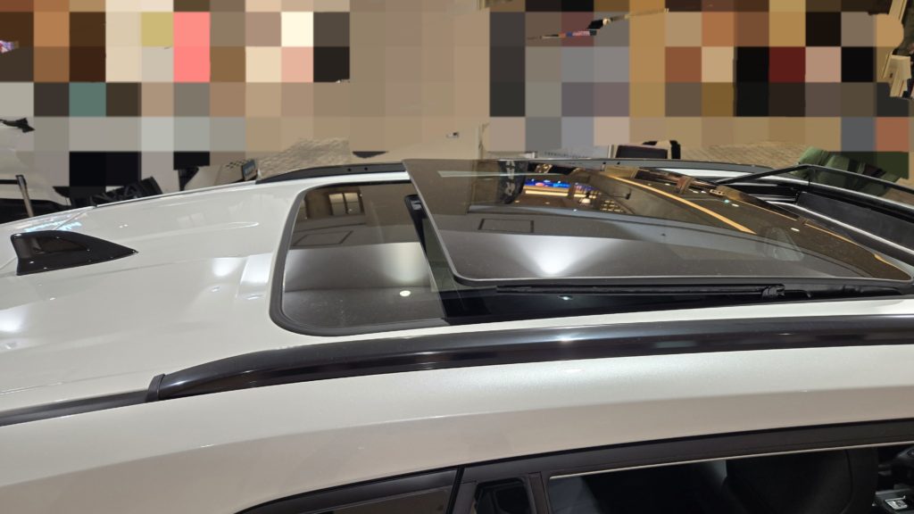 パノラマルーフの開いた状態のRAV4画像写真