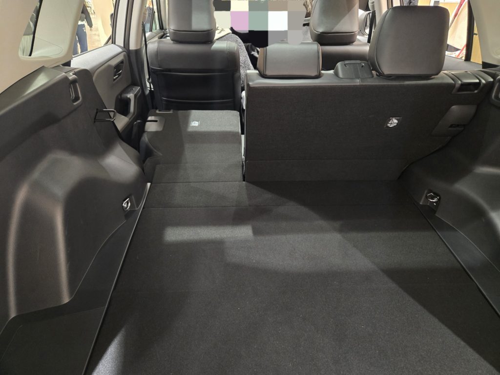 リアシートを倒してスノーボードの積載が可能になる